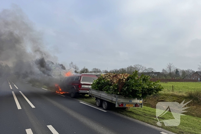 Amerikaanse pick-uptruck gaat in vlammen op