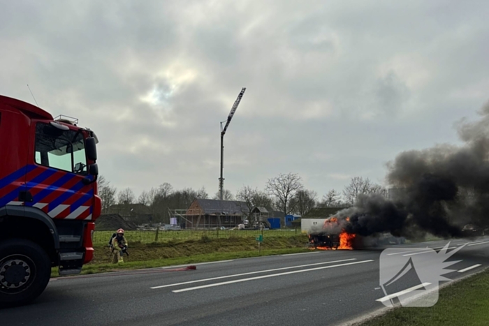 Amerikaanse pick-uptruck gaat in vlammen op