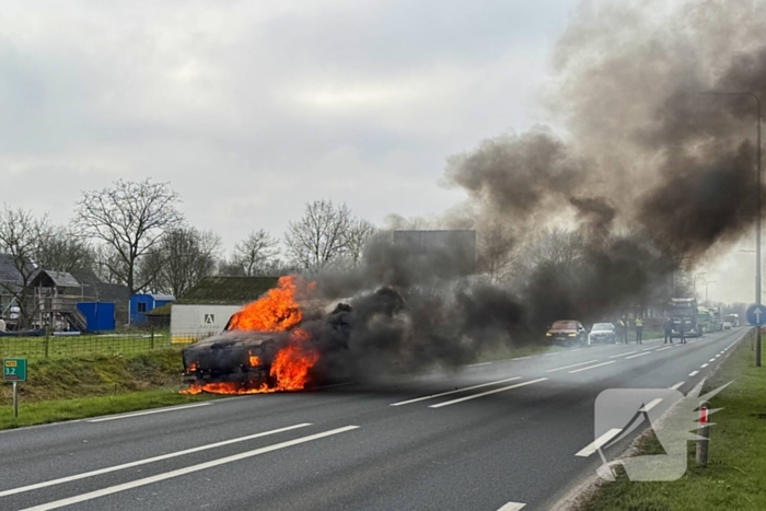 Amerikaanse pick-uptruck gaat in vlammen op