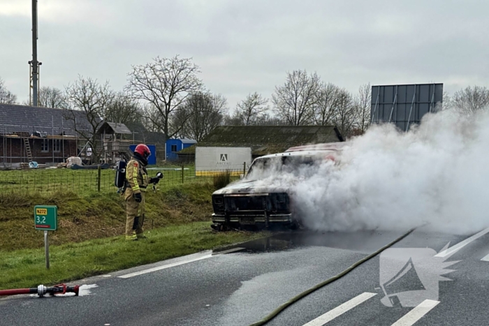 Amerikaanse pick-uptruck gaat in vlammen op