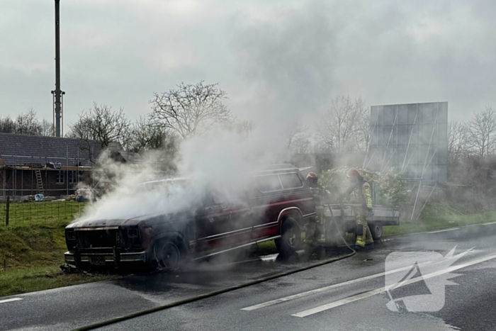 Amerikaanse pick-uptruck gaat in vlammen op
