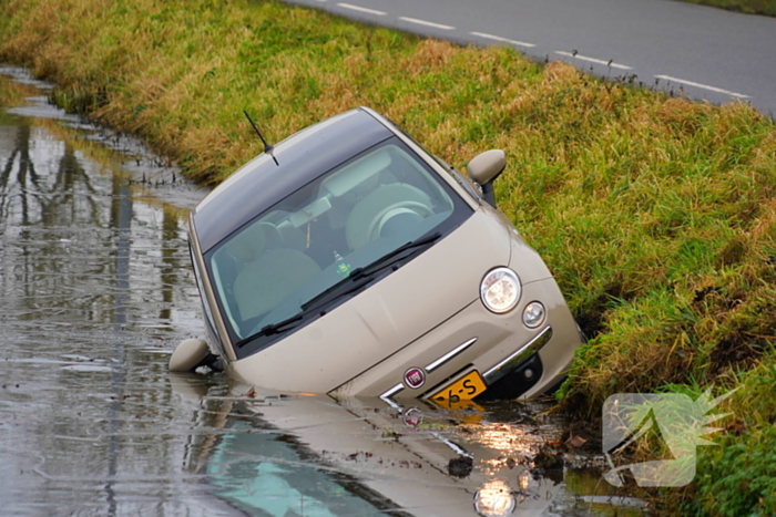 Auto belandt in sloot na aanrijding