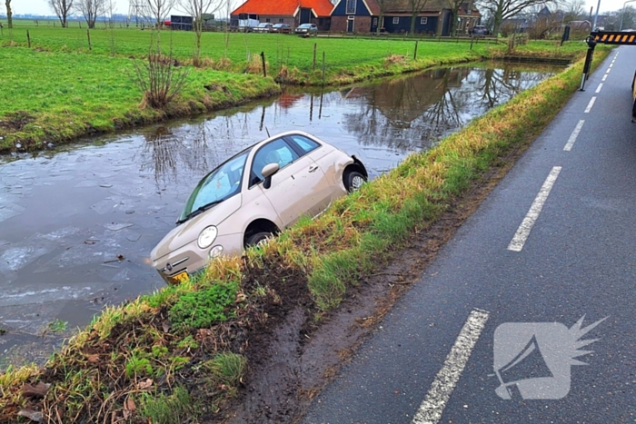 Auto belandt in sloot na aanrijding