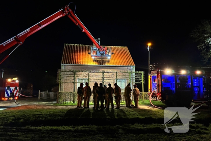 Brandweer schaalt op bij schoorsteenbrand
