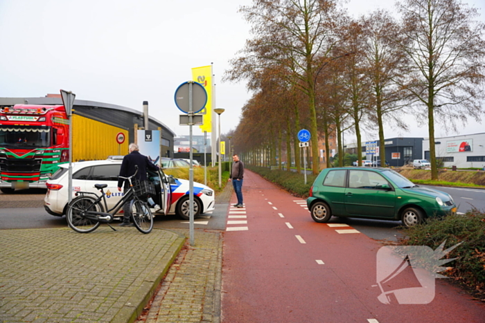 Vrouw op fiets aangereden door automobilist