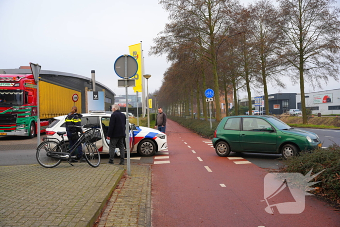 Vrouw op fiets aangereden door automobilist