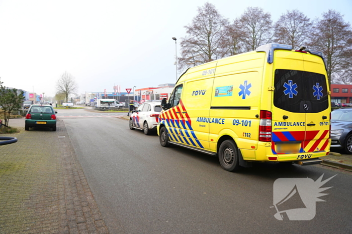 Vrouw op fiets aangereden door automobilist