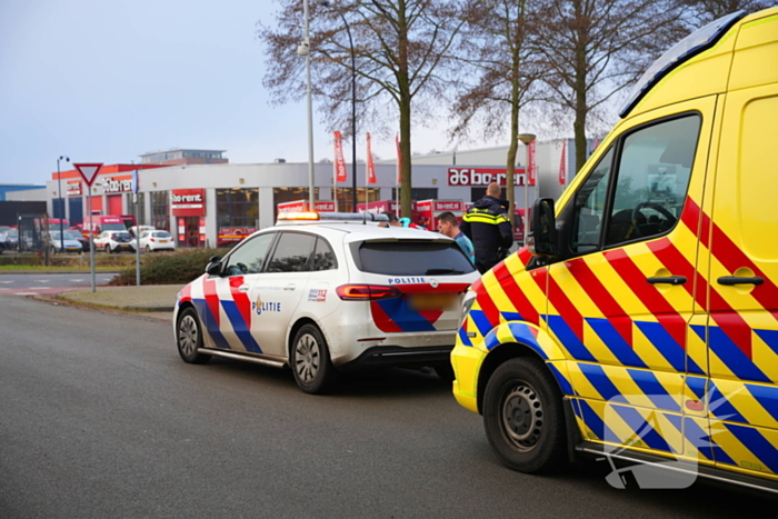 Vrouw op fiets aangereden door automobilist