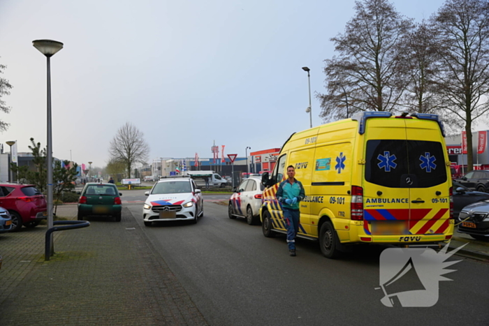 Vrouw op fiets aangereden door automobilist