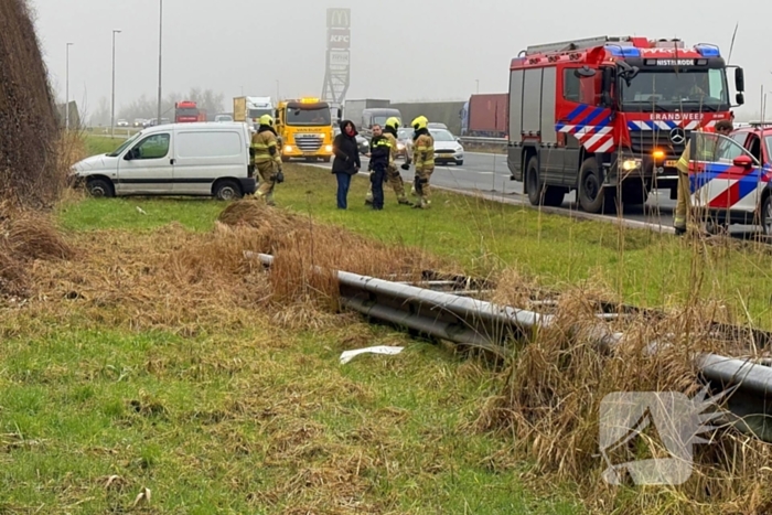 Automobilist raakt van de weg en ramt geluidswal