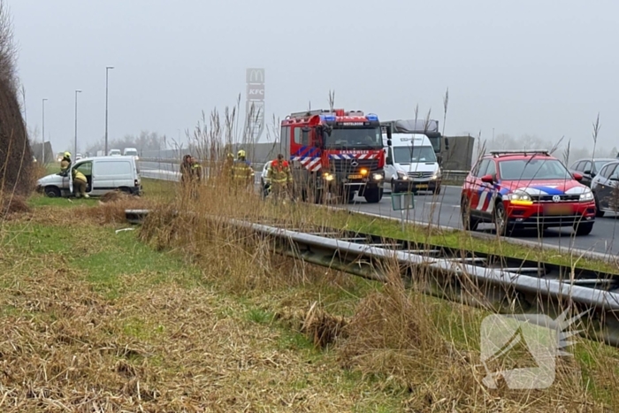 Automobilist raakt van de weg en ramt geluidswal
