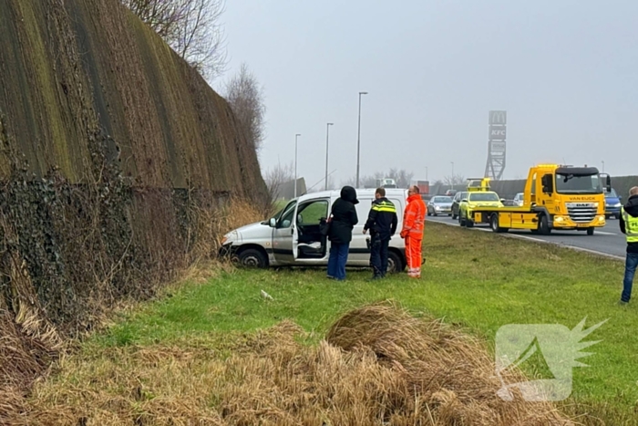 Automobilist raakt van de weg en ramt geluidswal