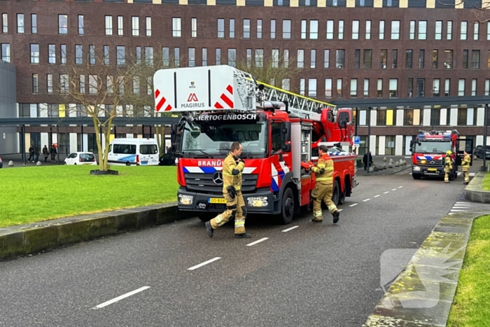 Rokende auto in parkeergarage Jeroen Bosch Ziekenhuis