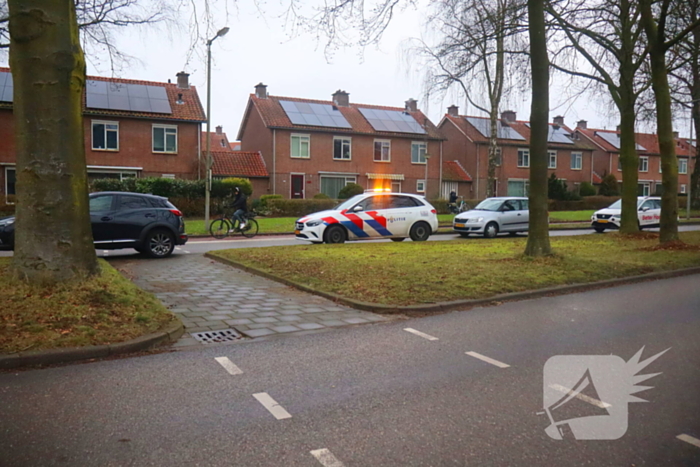 Fietser Let niet op met afslaan en rijdt tegen auto