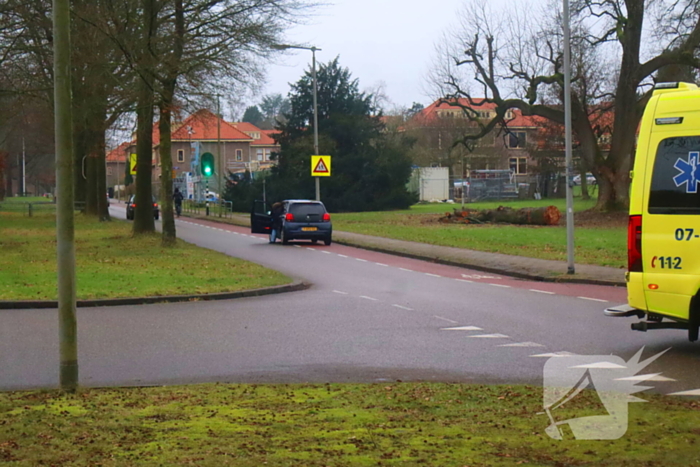 Fietser Let niet op met afslaan en rijdt tegen auto