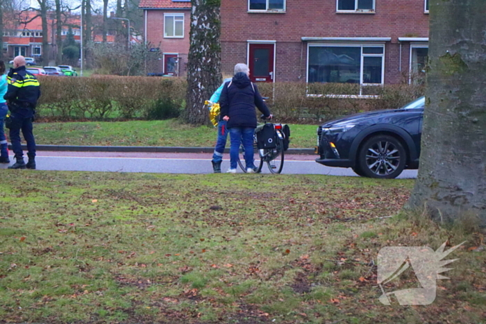 Fietser Let niet op met afslaan en rijdt tegen auto