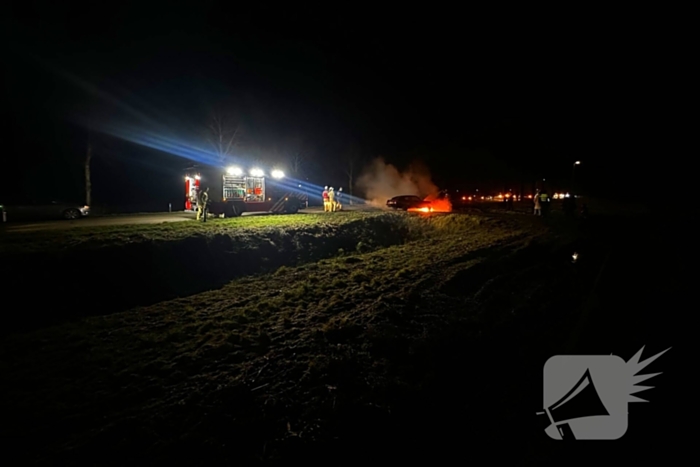 Brandweer blust autobrand