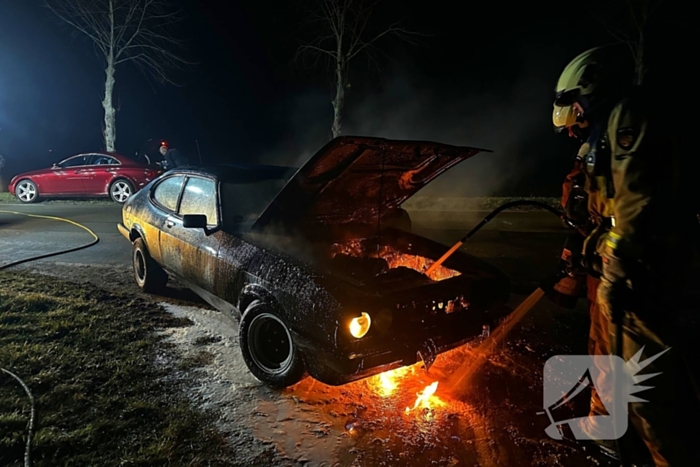 Brandweer blust autobrand