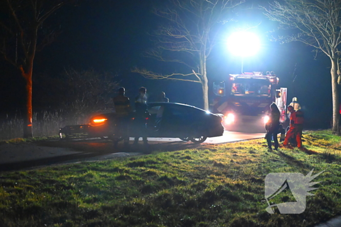 Automobilist klapt op boom