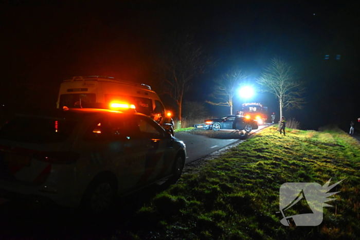 Automobilist klapt op boom