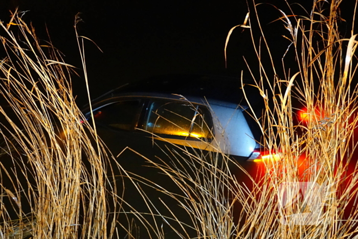 Automobiliste eindigt in het water