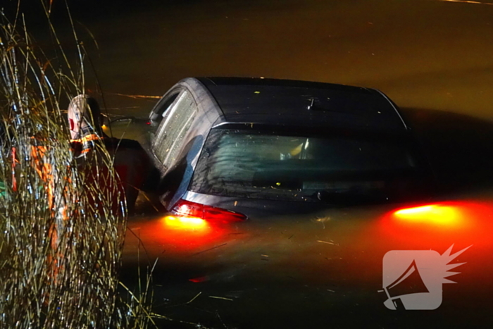 Automobiliste eindigt in het water