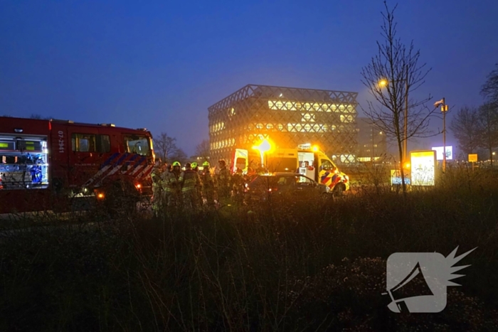 Auto en lijn bus botsen met elkaar