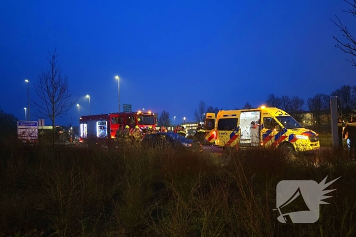 Auto en lijn bus botsen met elkaar