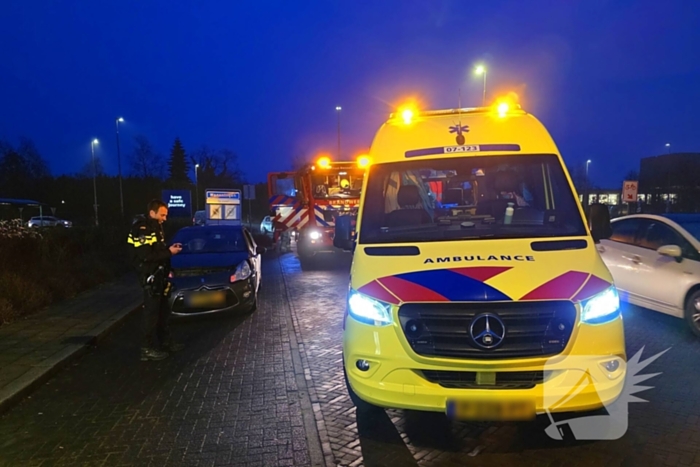 Auto en lijn bus botsen met elkaar