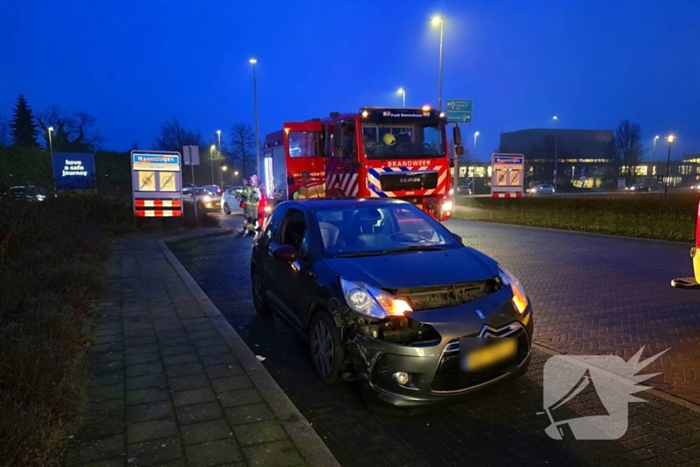 Auto en lijn bus botsen met elkaar