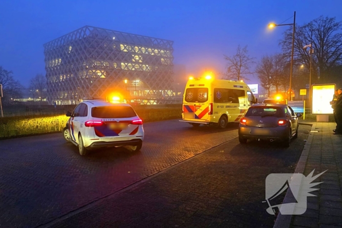Auto en lijn bus botsen met elkaar