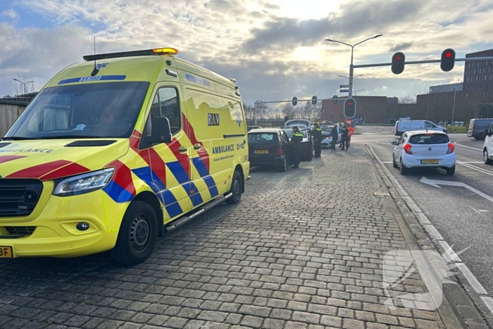 Flinke schade bij botsing tussen twee auto's