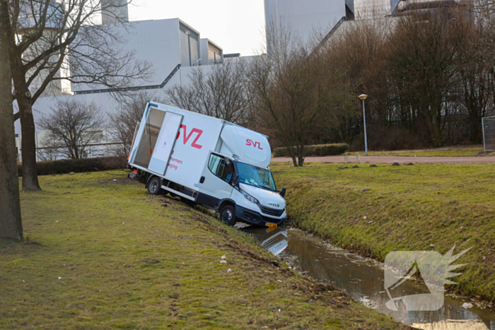 Bakwagen rijdt de sloot in