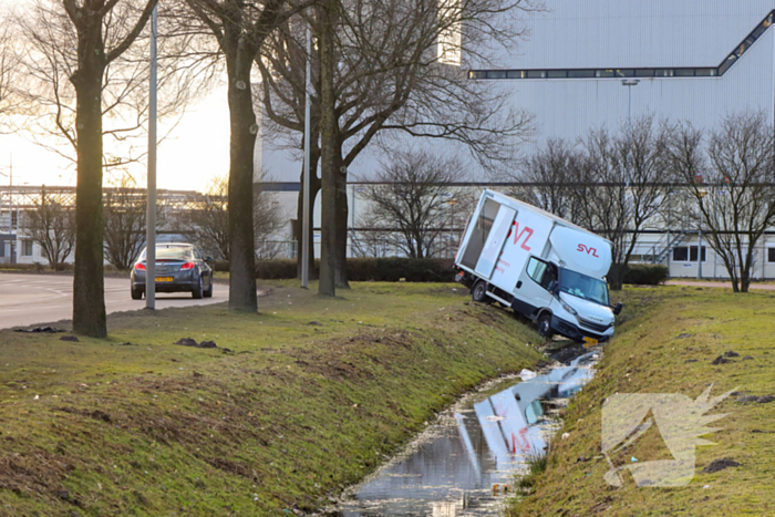 Bakwagen rijdt de sloot in