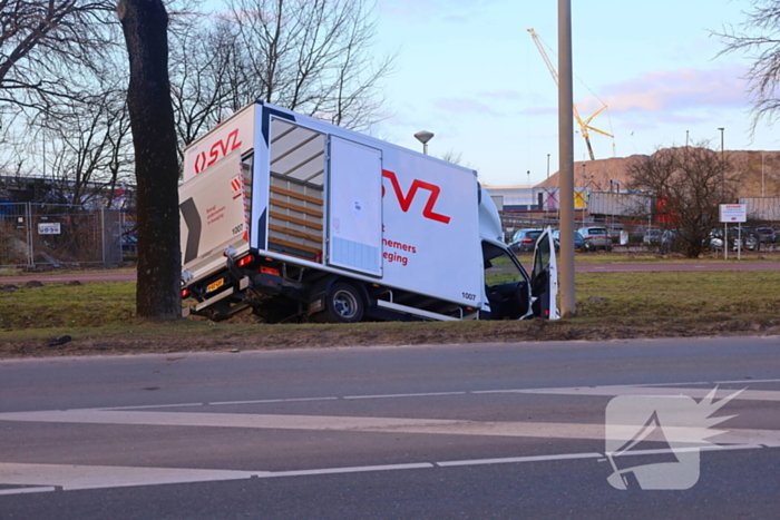 Bakwagen rijdt de sloot in