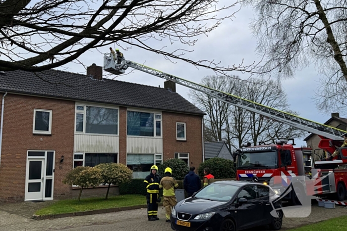 Brandweer inspecteert schoorsteen na brand