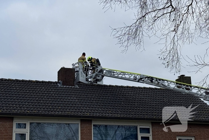 Brandweer inspecteert schoorsteen na brand