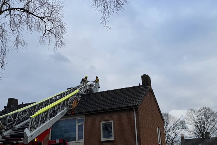 Brandweer inspecteert schoorsteen na brand