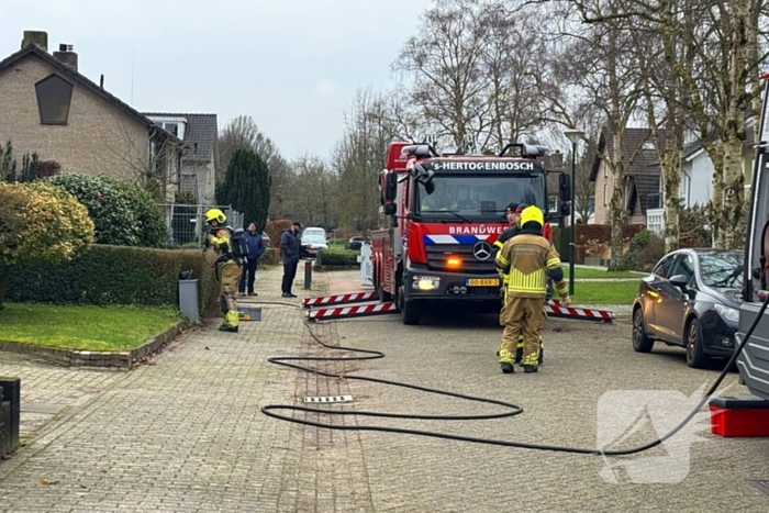 Brandweer inspecteert schoorsteen na brand