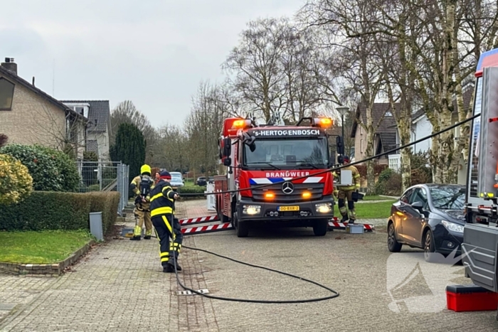 Brandweer inspecteert schoorsteen na brand