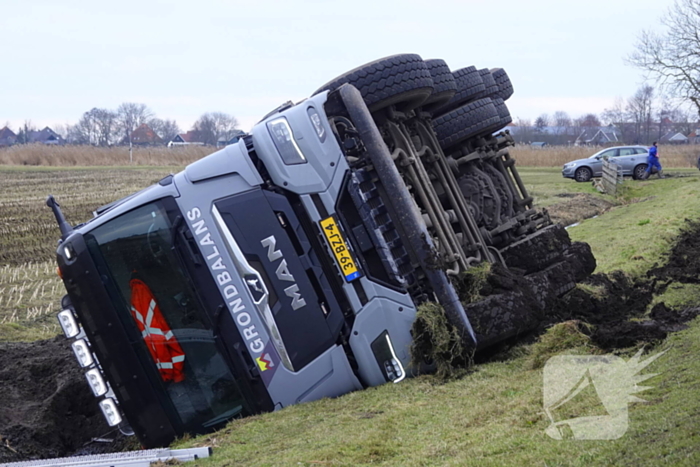 Vrachtwagen kantelt en belandt in sloot