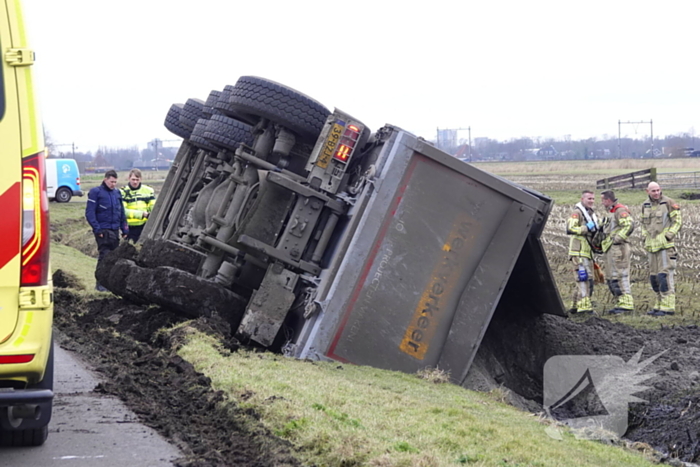 Vrachtwagen kantelt en belandt in sloot