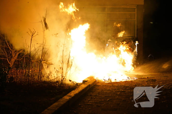 Veel vlammen bij brand in twee container
