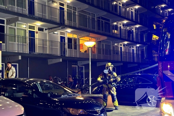 Brand in flatwoning snel onder controle