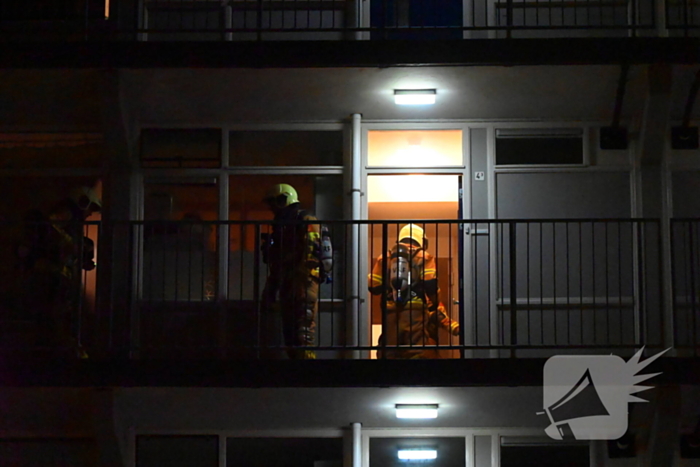 Brand in flatwoning snel onder controle