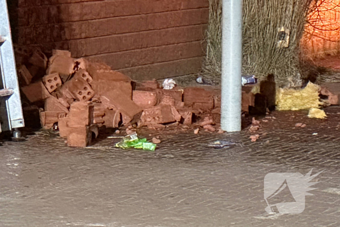 Brandweer sloopt muur van school om brand te doven