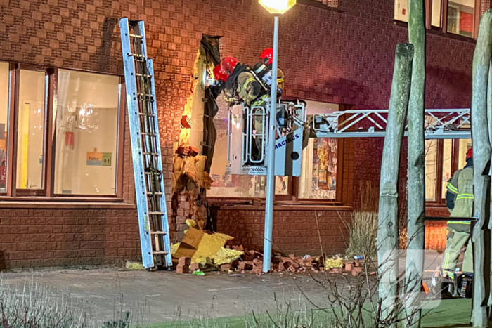 Brandweer sloopt muur van school om brand te doven