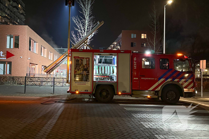 Brandweer sloopt muur van school om brand te doven