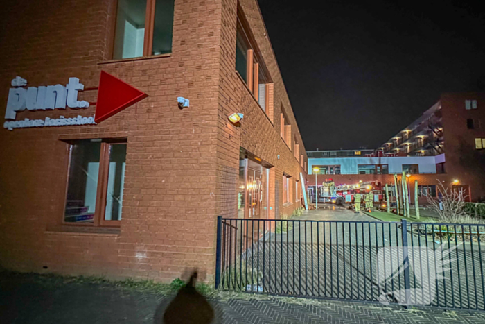 Brandweer sloopt muur van school om brand te doven