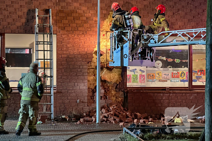 Brandweer sloopt muur van school om brand te doven